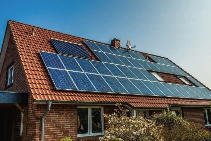 Imagem da notícia: - Casas sustentáveis: Como melhorar a eficiência energética do seu lar?