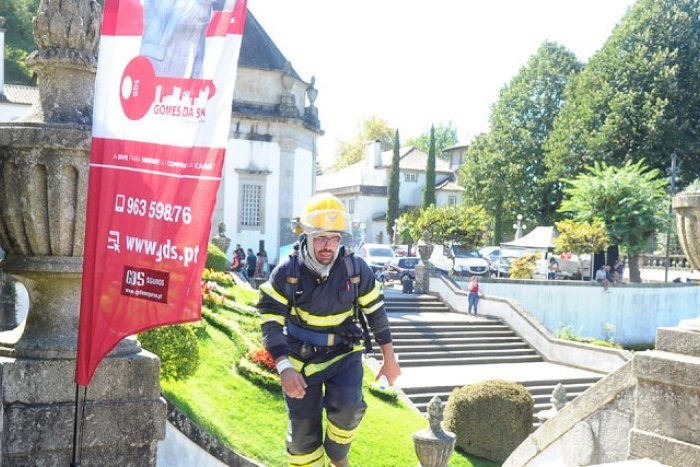 Imagem da notícia: - Escadórios da Humanidade - Mais de 1300 bombeiros testaram resistência no escadório do Bom Jesus de Braga 